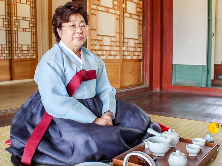 korean tea ceremony at gyeongbokgung