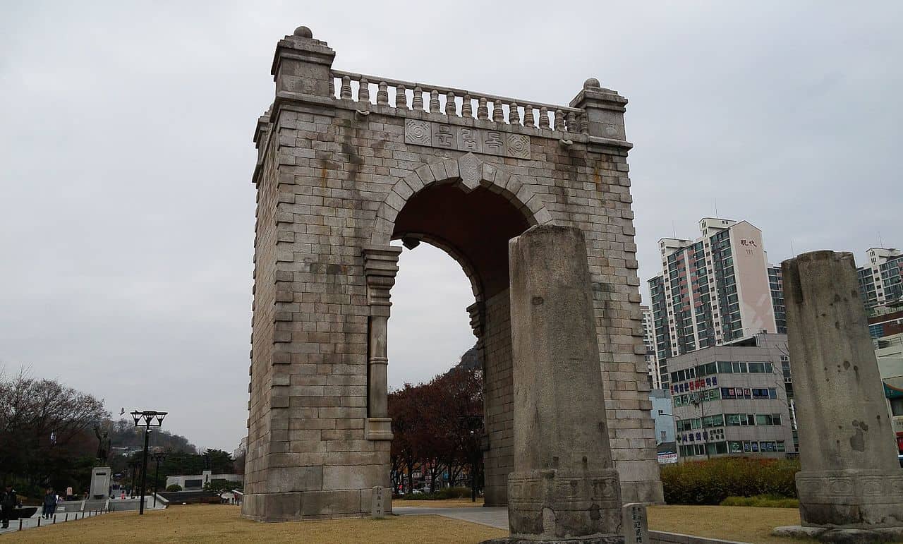 Independence_Gate_in_Seoul