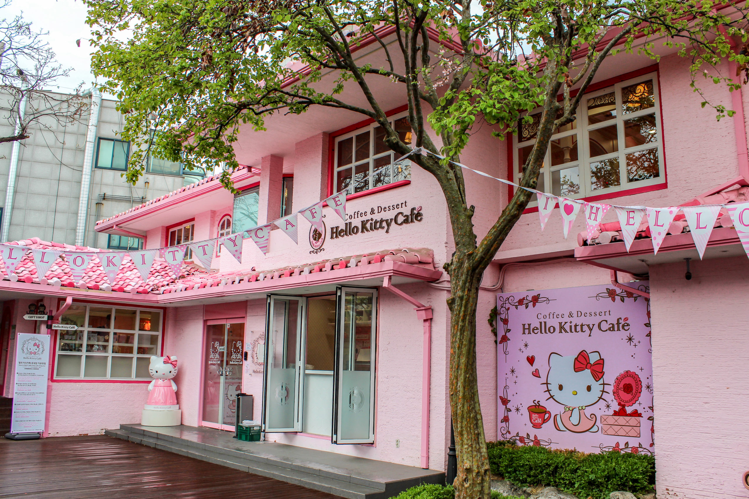 Hongdae's NEW Hello Kitty Cafe 